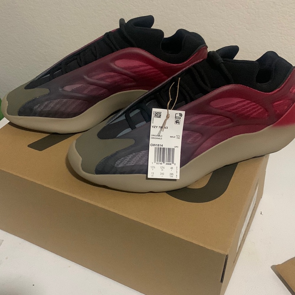 adidas Yeezy 700 V3 "Fade Carbon" Colorway Size 13